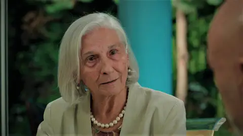 La sorprendente noticia de la señora Sevgi que Ahmet no se esperaba: "Quiero repartir todos mis bienes entre Ömer y tú" La sorprendente noticia de la señora Sevgi que Ahmet no se esperaba: "Quiero repartir todos mis bienes entre Ömer y tú"