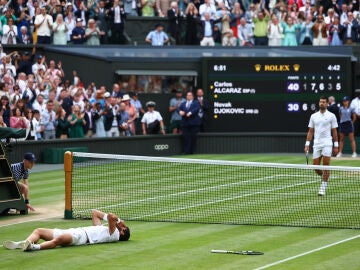 Carlos Alcaraz, sobre la hierba tras ganar la final de Wimbledon ante Djokovic