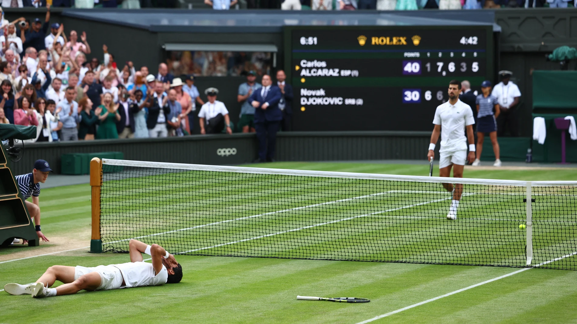 Carlos Alcaraz, sobre la hierba tras ganar la final de Wimbledon ante Djokovic