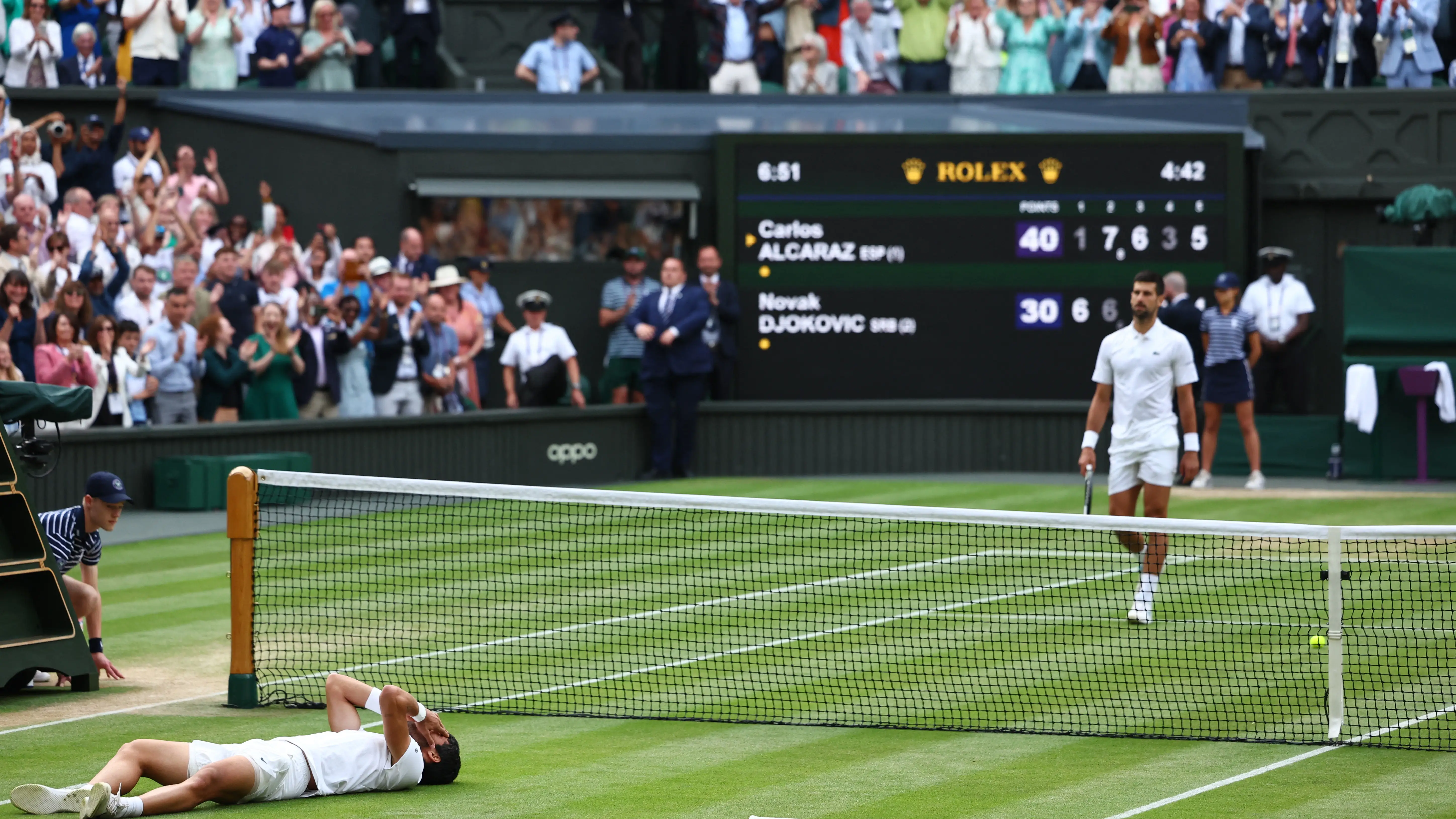 Carlos Alcaraz, sobre la hierba tras ganar la final de Wimbledon ante Djokovic Carlos Alcaraz, sobre la hierba tras ganar la final de Wimbledon ante Djokovic