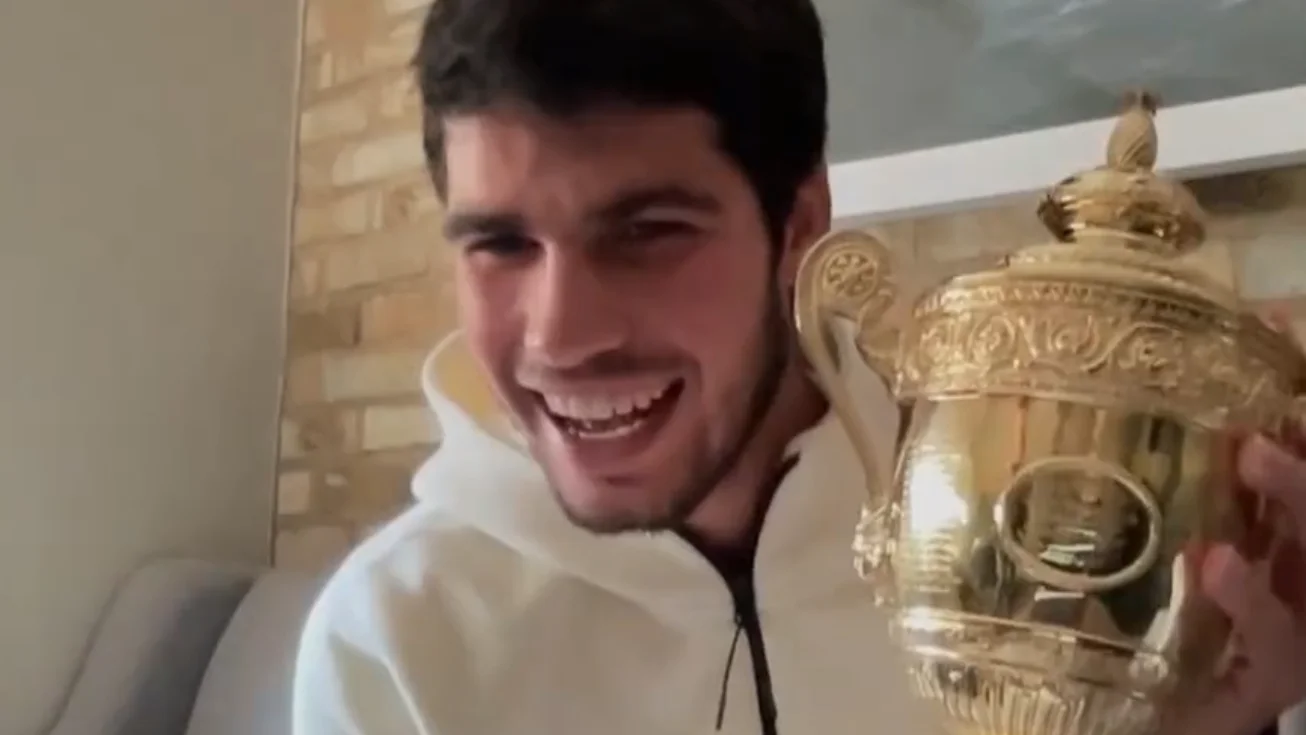 Carlos Alcaraz, sonriente con el trofeo de Wimbledon Carlos Alcaraz, sonriente con el trofeo de Wimbledon