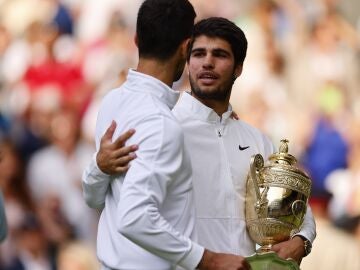 Djokovic felicita a Alcaraz tras la final de Wimbledon