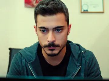 Yiğit comienza a investigar todo sobre su madre… ¡Y descubre que tiene otro hijo! Yiğit comienza a investigar todo sobre su madre… ¡Y descubre que tiene otro hijo!