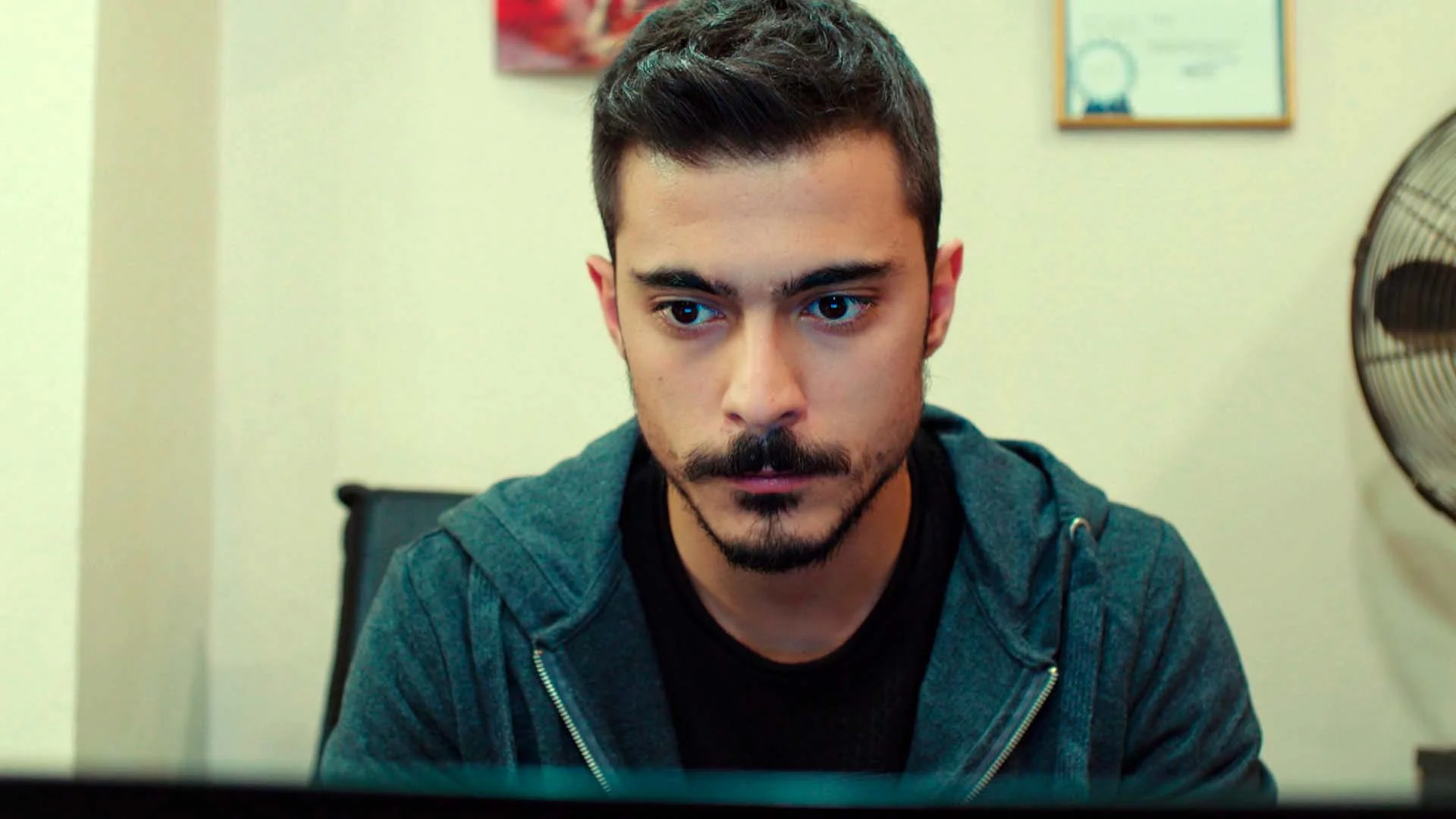 Yiğit comienza a investigar todo sobre su madre… ¡Y descubre que tiene otro hijo! Yiğit comienza a investigar todo sobre su madre… ¡Y descubre que tiene otro hijo!