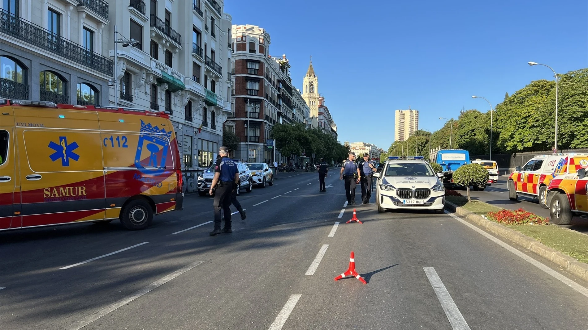 La Policía Municipal en el tramo de la calle Alcalá (Madrid) donde se produjo el accidente