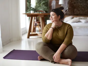 Mujer preparada para practicar yoga Mujer preparada para practicar yoga
