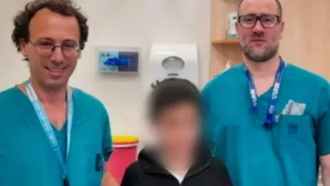 El Dr. Ohad Einav fue el encargado de dirigir la larga y compleja cirujía