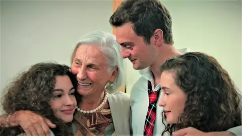 ¡La señora Sevgi se reencuentra con los Eren!: "Os he echado mucho de menos" ¡La señora Sevgi se reencuentra con los Eren!: "Os he echado mucho de menos"