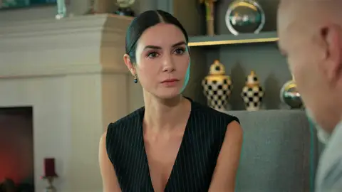 Suzan, sin palabras ante la inesperada decisión de Ahmet: "No quiero que Ömer sepa que soy su padre" Suzan, sin palabras ante la inesperada decisión de Ahmet: "No quiero que Ömer sepa que soy su padre"