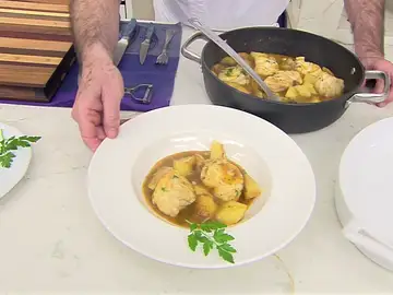La receta de Arguiñano con la que triunfarás en casa: rape en salsa marinera La receta de Arguiñano con la que triunfarás en casa: rape en salsa marinera
