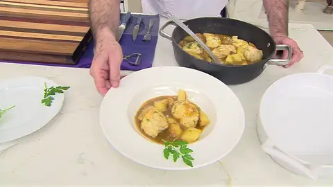 La receta de Arguiñano con la que triunfarás en casa: rape en salsa marinera La receta de Arguiñano con la que triunfarás en casa: rape en salsa marinera