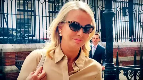 Corinna Larsen olvida al rey emérito Juan Carlos I y sonríe por una nueva ilusión: Alvise Casellati Corinna Larsen olvida al rey emérito Juan Carlos I y sonríe por una nueva ilusión: Alvise Casellati