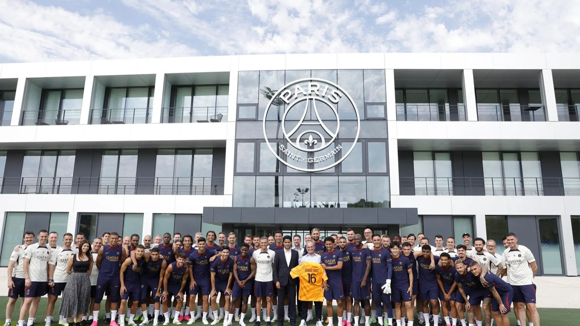 Al-Khelaifi posa con la plantilla del PSG