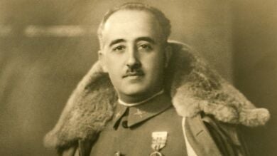 El BOE publica la retirada de la Medalla de Oro a Franco y a otros 8 altos cargos de la dictadura