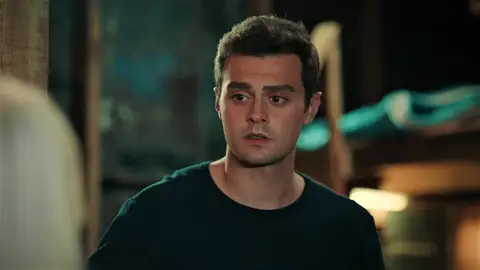 La señora Sevgi vuelve al gallinero con los hermanos Eren: "No tengo a nadie más que a vosotros" La señora Sevgi vuelve al gallinero con los hermanos Eren: "No tengo a nadie más que a vosotros"