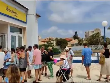 La cola kilométrica para votar por correo en el Mar Menor La cola kilométrica para votar por correo en el Mar Menor