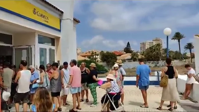 La cola kilom&eacute;trica para votar por correo en el Mar Menor