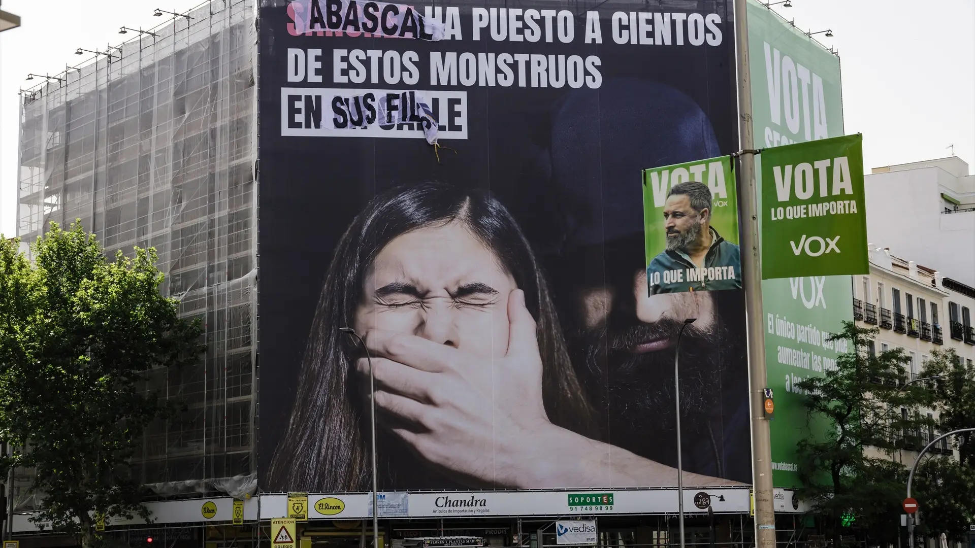 La lona de Vox contra el 'sí es sí', saboteada La lona de Vox contra el 'sí es sí', saboteada