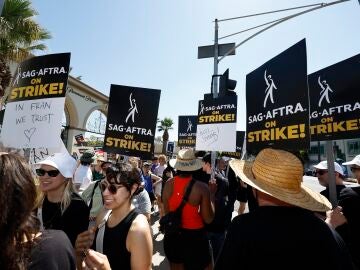 Miembros del SAG-AFTRA se manifiestan por la huelga de actores en Hollywood