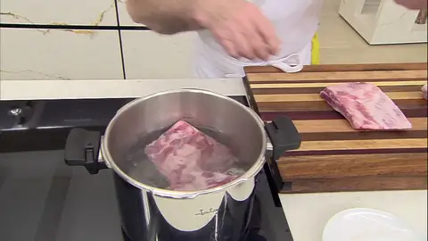 Corta la costilla en 4 porciones y ponlas en la olla rápida Corta la costilla en 4 porciones y ponlas en la olla rápida