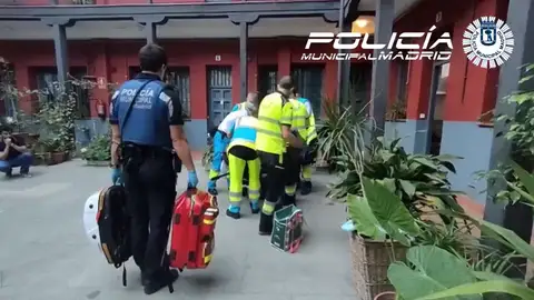 El vídeo de los policías de Madrid tras salvar a una mujer El vídeo de los policías de Madrid tras salvar a una mujer