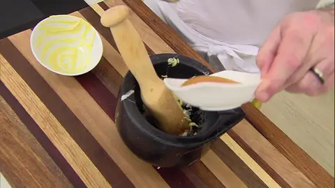 Incorpora la mostaza, la miel y la salsa de soja, y mezcla bien Incorpora la mostaza, la miel y la salsa de soja, y mezcla bien