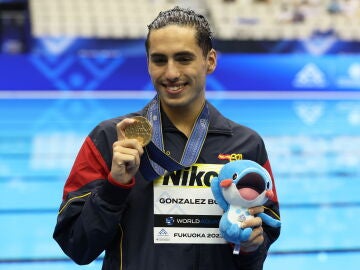 Dennis González posa con la medalla de oro en Fukuoka