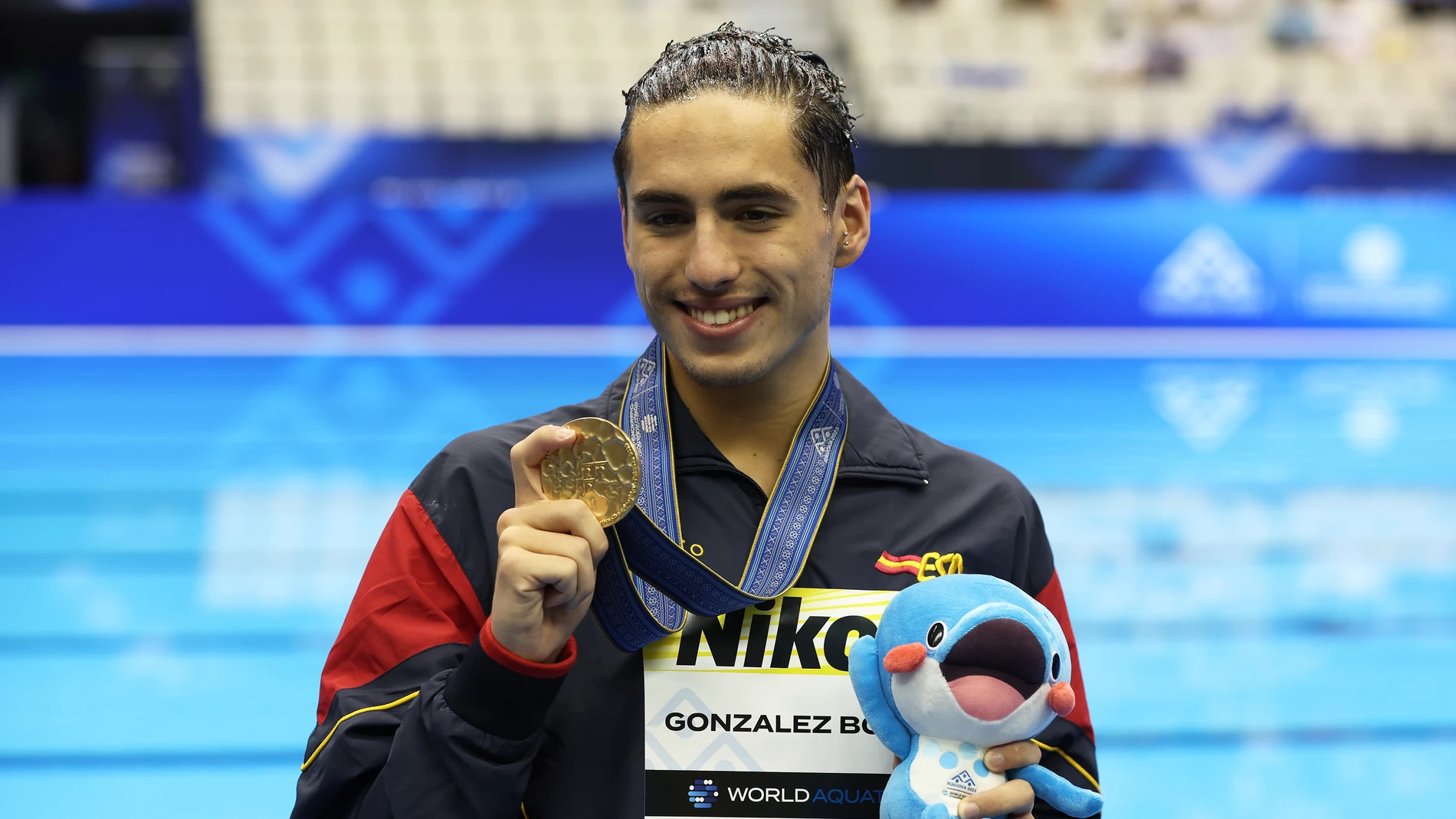 Dennis González posa con la medalla de oro en Fukuoka