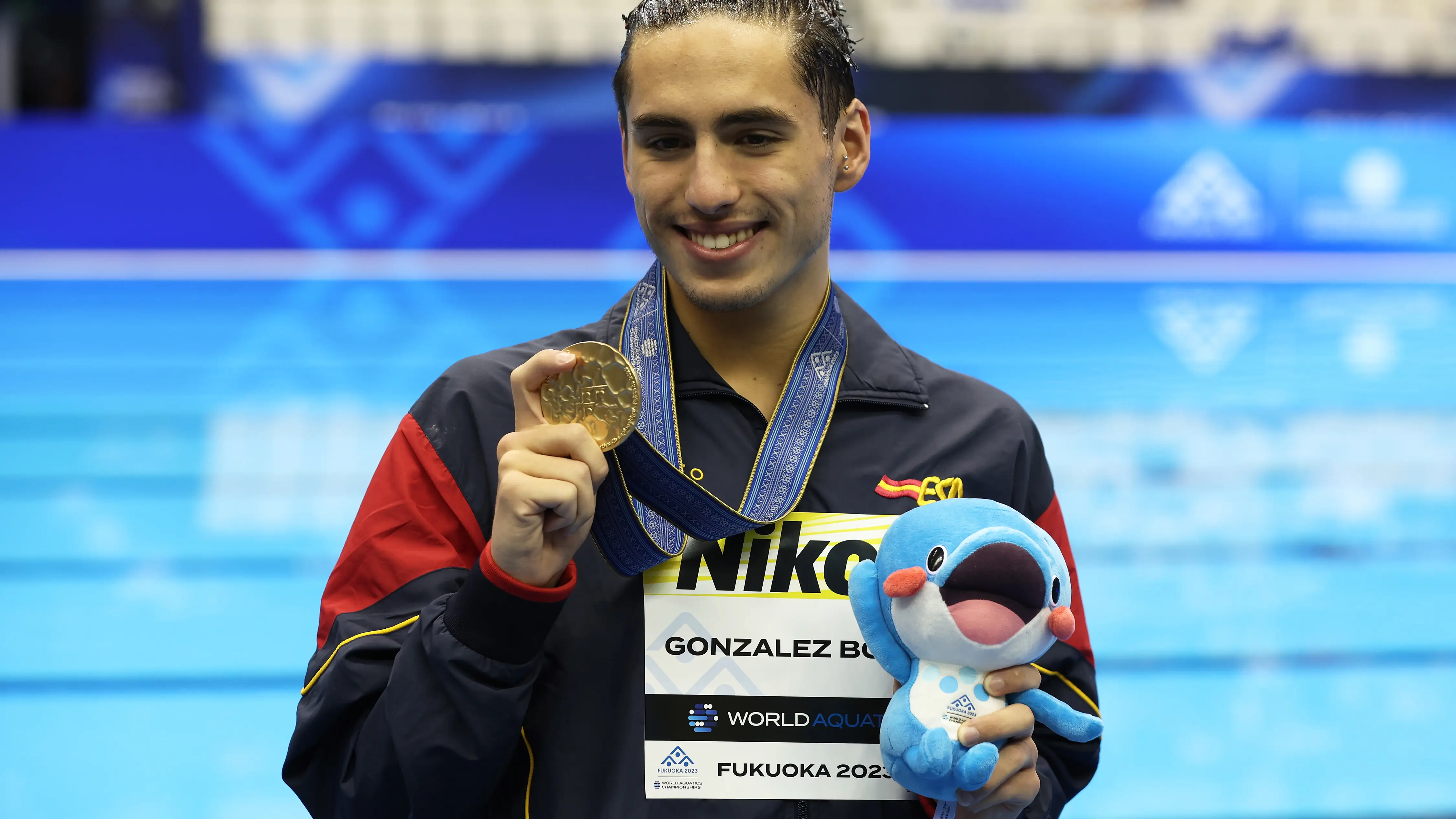 Dennis González posa con la medalla de oro en Fukuoka Dennis González posa con la medalla de oro en Fukuoka