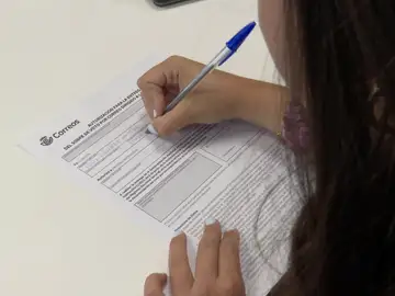 Persona votando por correo Persona votando por correo