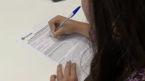 Persona votando por correo Antena 3 Noticias