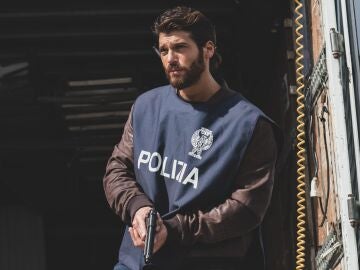 Can Yaman es Francesco Demir, un astuto inspector policial, en &lsquo;Violeta como el Mar&rsquo;