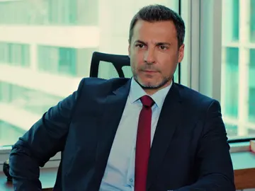 Yiğit le confiesa a Kaya por qué quiere trabajar en la empresa: “Quiero vengarme de la vida que no he podido tener” Yiğit le confiesa a Kaya por qué quiere trabajar en la empresa: “Quiero vengarme de la vida que no he podido tener”