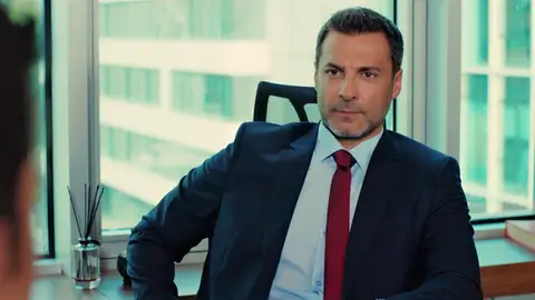 Yiğit le confiesa a Kaya por qué quiere trabajar en la empresa: “Quiero vengarme de la vida que no he podido tener” Yiğit le confiesa a Kaya por qué quiere trabajar en la empresa: “Quiero vengarme de la vida que no he podido tener”