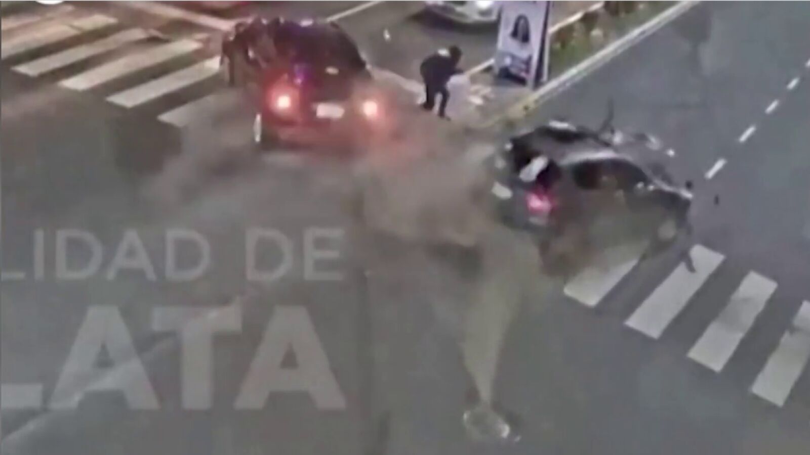 El vídeo del milagro: una mujer se salva de ser atropellada en un paso de cebra