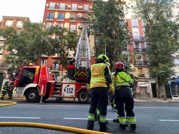 Servicios de Bomberos del Ayuntamiento de Madrid atendiendo un incendio en una vivienda