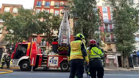 Servicios de Bomberos del Ayuntamiento de Madrid atendiendo un incendio en una vivienda Servicios de Bomberos del Ayuntamiento de Madrid atendiendo un incendio en una vivienda