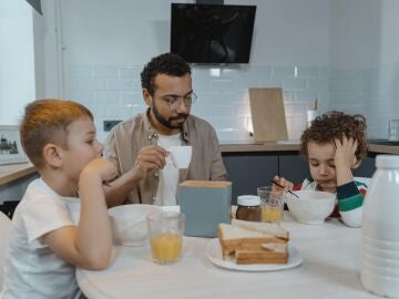 Padre e hijos desayunando