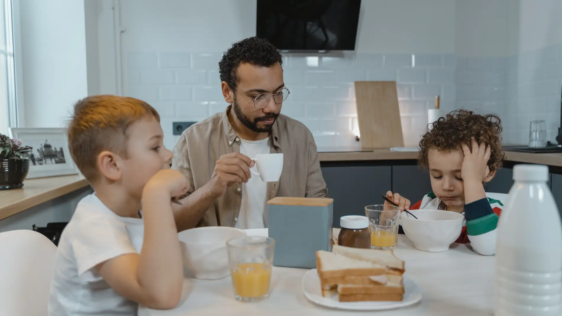 Padre e hijos desayunando