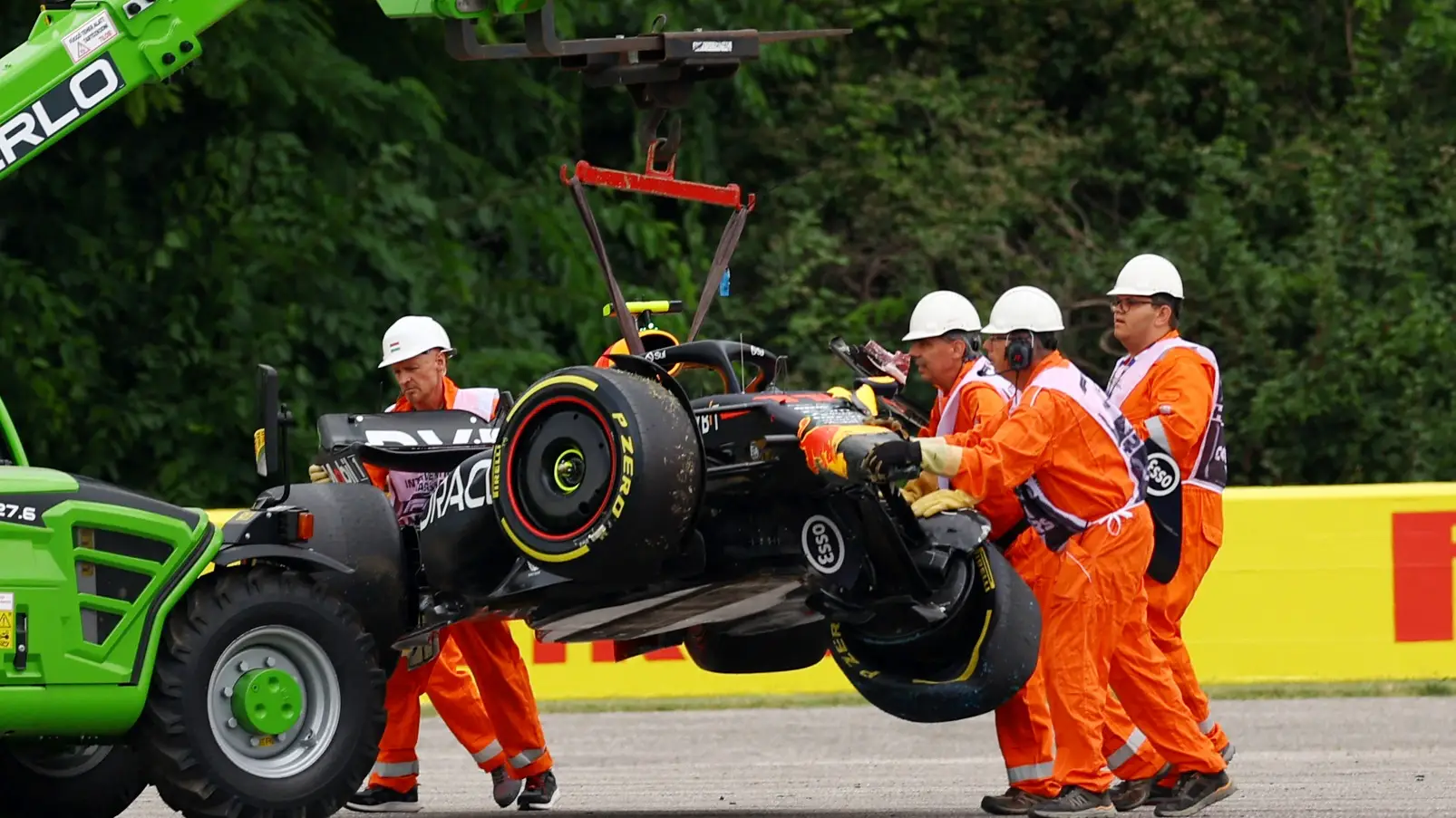 Operarios retiran el monoplaza de Checo P&eacute;rez tras su accidente