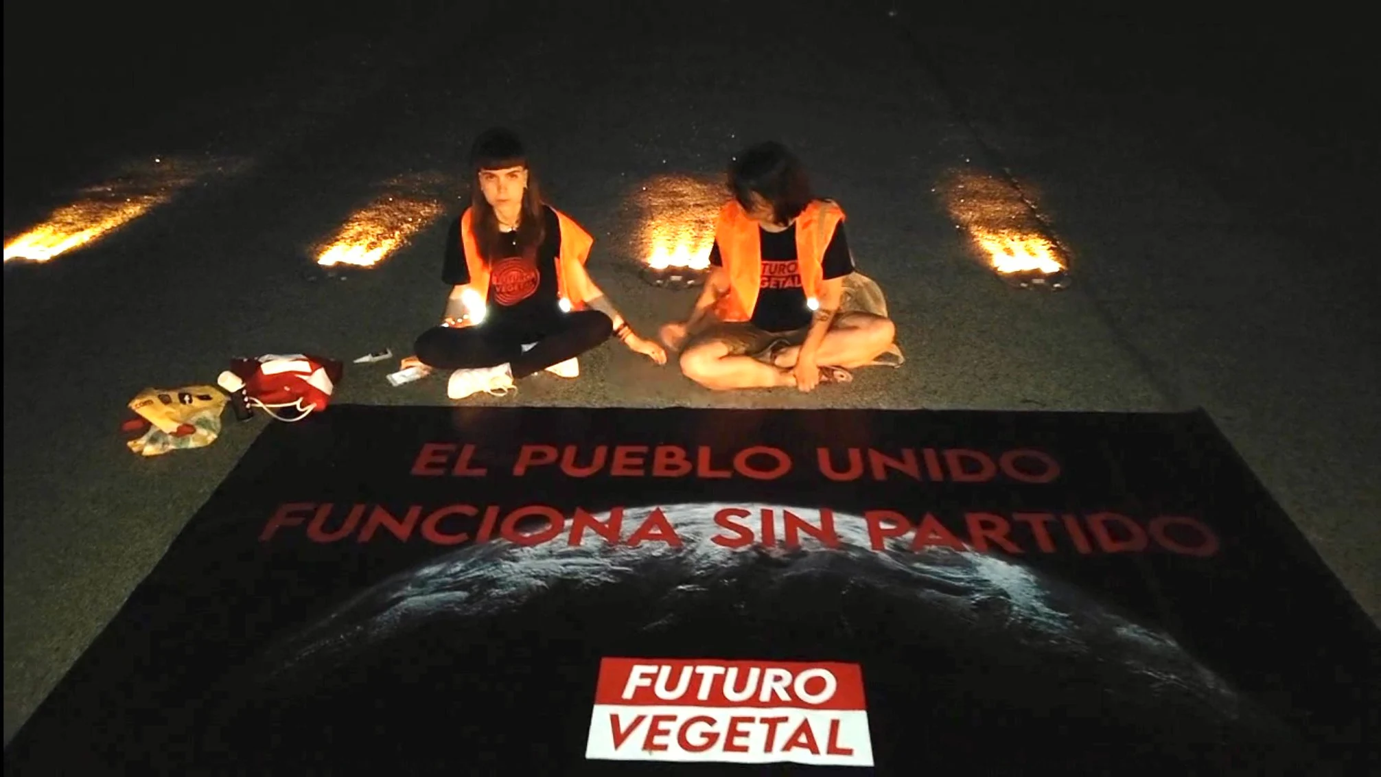 Activistas en una pista del Aeropuerto de Barajas Activistas en una pista del Aeropuerto de Barajas