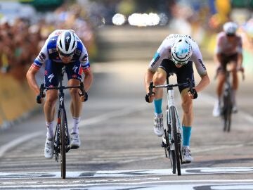 Mohoric (d) gana la etapa 19 del Tour 