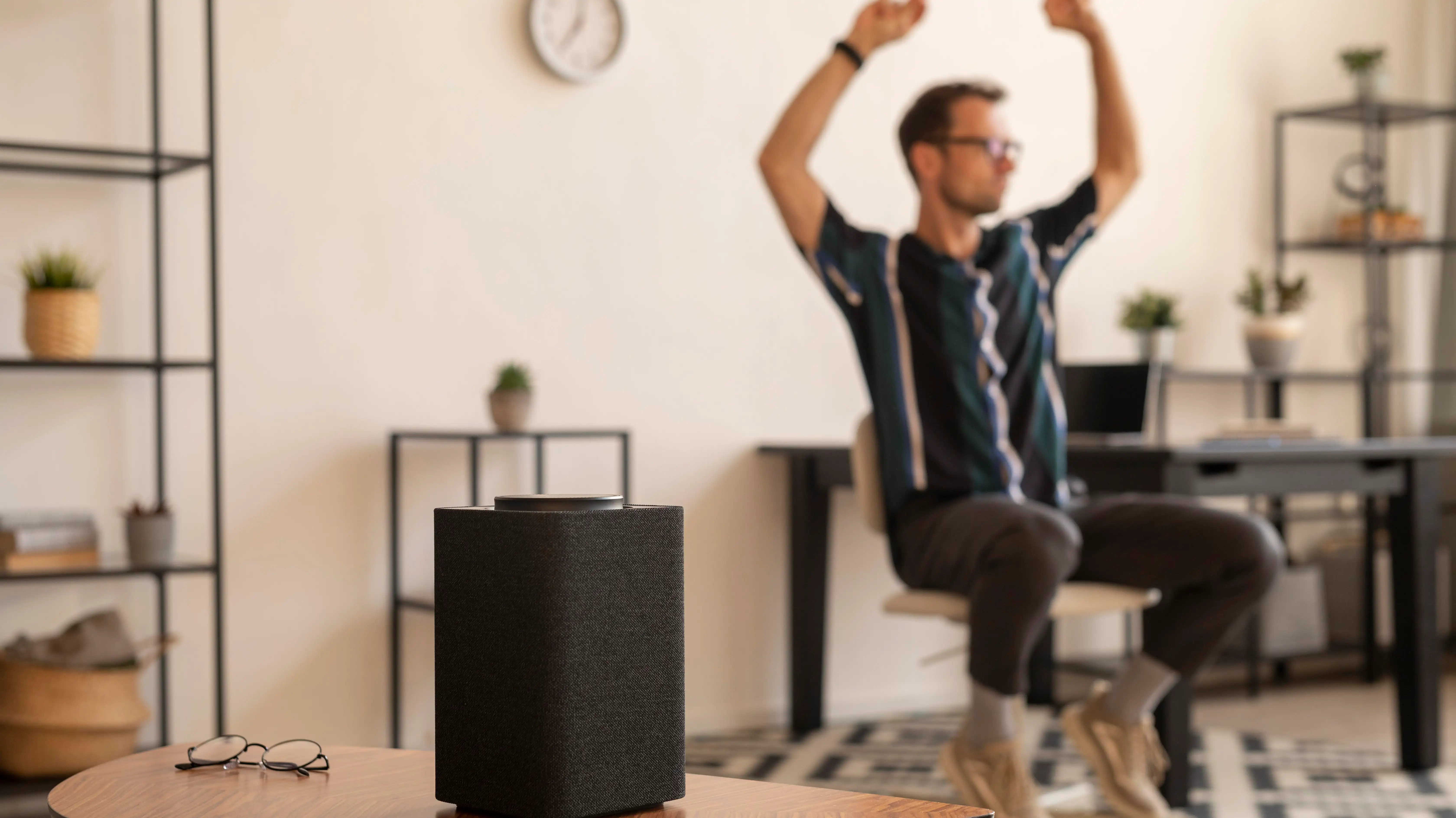 Hombre escuchando música en casa Hombre escuchando música en casa