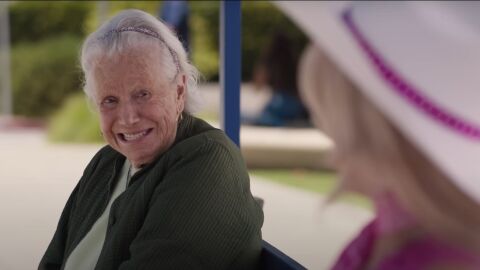 Ann Roth y Margot Robbie en su emotiva escena de 'Barbie'