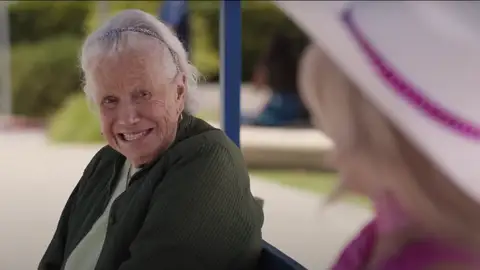 Ann Roth y Margot Robbie en su emotiva escena de 'Barbie' Ann Roth y Margot Robbie en su emotiva escena de 'Barbie'