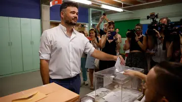 Gabriel Rufián vota en Badalona