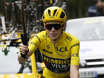 Jonas Vingegaard brinda como ganador del Tour de Francia 2023 Jonas Vingegaard brinda como ganador del Tour de Francia 2023