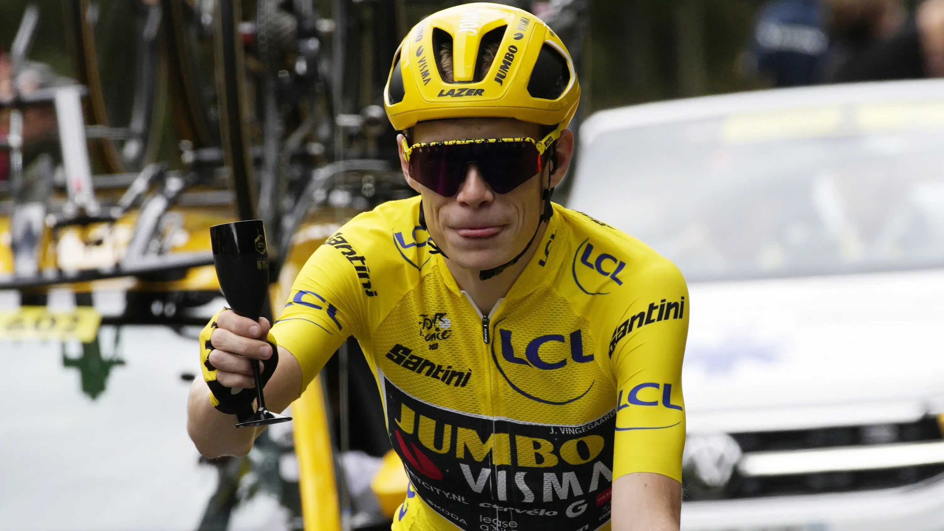 Jonas Vingegaard brinda como ganador del Tour de Francia 2023 Jonas Vingegaard brinda como ganador del Tour de Francia 2023