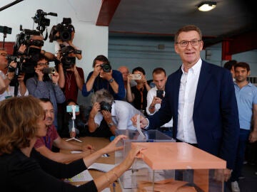 Alberto Núñez Feijóo vota en una urna en las elecciones generales del 23J