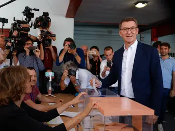 Alberto Núñez Feijóo vota en una urna en las elecciones generales del 23J Alberto Núñez Feijóo vota en una urna en las elecciones generales del 23J